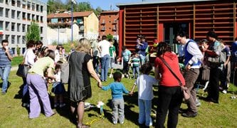 CasaOz - bimbi che giocano in cortile