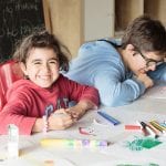 CasaOz - una bambina sorride felice durante un laboratorio