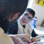 CasaOz - un bambino sorride all'educatore nella casa