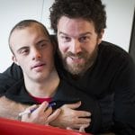 CasaOz - un educatore abbraccia un ragazzo ospite della casa