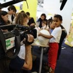 CasaOz - la telecamera di Rai YoYo riprende un bambino durante un laboratorio