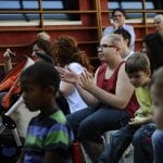 CasaOz - bambini applaudono durante un incontro