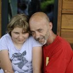 CasaOz - un educatore abbraccia una bambina di CasaOz