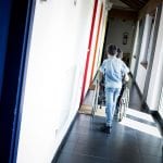 CasaOz - un bambino spinge la carrozzella del suo amichetto nei corridoi della casa