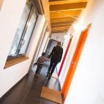 CasaOz - una mamma con il suo bimbo nei corridoi della casa