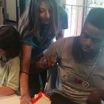 CasaOz - ragazzo intento a dipingere una casetta durante il laboratorio creativo