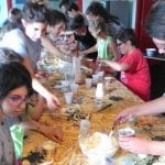CasaOz - bambini intenti a preparare un buonissimo tiramisu durante il laboratorio di cucina