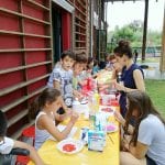 CasaOz - bambini che creano in allegria durante il laboratorio creativo