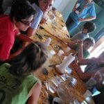 CasaOz - bambini intenti a preparare un buonissimo tiramisu durante il laboratorio di cucina