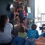 CasaOz - i bambini ascoltano appassionati le storie che l'educatrice racconta nel laboratorio di lettura