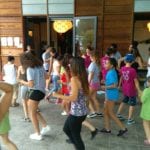 CasaOz - i bambini ballano divertiti in gruppo nel cortile della casa