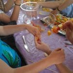 CasaOz - al laboratorio di frutta si preparano gli spiedini di frutta per la merenda