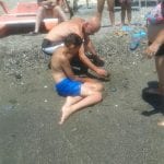 CasaOz - bambini divertiti che giocano con la sabbia in spiaggia