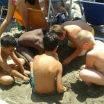 CasaOz - bambini divertiti che giocano con la sabbia in spiaggia