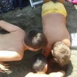 bambini che giocano con la sabbia in spiaggia
