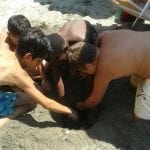 CasaOz - bambini divertiti che giocano con la sabbia in spiaggia