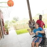 CasaOz - bambini divertiti che giocano a basket nel cortile