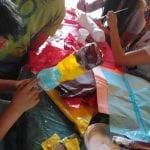 CasaOz - educatori e bambini all'opera durante il laboratorio creativo