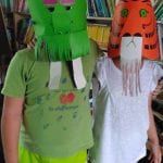 CasaOz - bambino mascherato da tricheco che abbraccia bambina mascherata da tigre