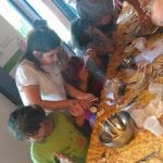 CasaOz - ragazzi intenti a creare durante il laboratorio di cucina