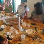CasaOz - ragazzi intenti a creare durante il laboratorio di cucina
