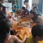 CasaOz - ragazzi intenti a creare durante il laboratorio di cucina