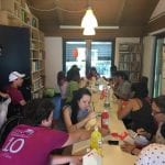 CasaOz - ragazzi intenti a creare durante il laboratorio di pittura