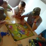 CasaOz - ragazzi concentrati sulla partita di Risiko
