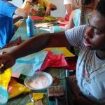 CasaOz - educatori e bambini all'opera durante il laboratorio creativo