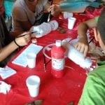CasaOz - educatori e bambini all'opera durante il laboratorio creativo