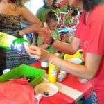 CasaOz - educatori e bambini all'opera durante il laboratorio creativo