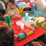 CasaOz - bambini all'opera durante il laboratorio creativo