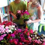 CasaOz - bambine sorridenti preparano le piantine per il laboratorio creativo