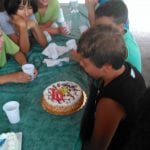 CasaOz - bambino che soffia felice sulla torta di compleanno