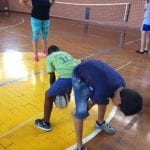 CasaOz - bambini divertiti alle prese con le basi del rugby, sotto lo sguardo attento di un'educatrice