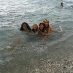 CasaOz - bambini sorridenti che si abbracciano in acqua