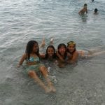 CasaOz - bambini sorridenti che si abbracciano in acqua