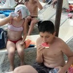 CasaOz - bambini sorridenti che giocano in spiaggia