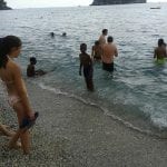 CasaOz - bambini sorridenti che giocano in riva al mare