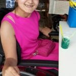 CasaOz - bambina sorridente che gusta la propria merenda