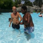 CasaOz - un educatore accompagna un ragazzo in acqua nella piscina di Zoom