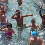 CasaOz - bambini felici sorridono nella piscina di Zoom