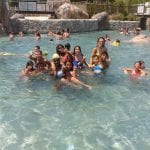 CasaOz - bambini felici sorridono nella piscina di Zoom