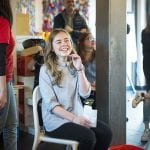 CasaOz - Giorgia Boni si lascia andare a una dolce risata durante l'incontro con i bambini di CasaOz