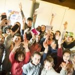 CasaOz - Giorgia Boni e i bambini di CasaOz con le braccia al cielo