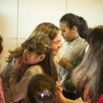 CasaOz- Giorgia Boni abbraccia affettuosamente una bambina di CasaOz