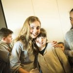 CasaOz - Giorgia Boni abbraccia una bambina di CasaOz