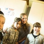 CasaOz - Giorgia Boni in posa con alcuni bambini di CasaOz