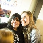 CasaOz - una bambina scatta un selfie con Giorgia Boni