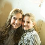 CasaOz - Giorgia Boni abbraccia una bambina di CasaOz